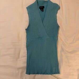 2000s ribbed v neck, perfect for summer